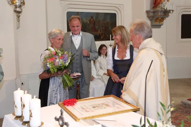 Pfarrgemeinderatsverantwortliche Elfriede Lautner, Bgm. Erwin Dirnberger und Vizebgm. Karin Herz mit Adolf Höfler | Foto: Gemeinde Söding-St. Johann