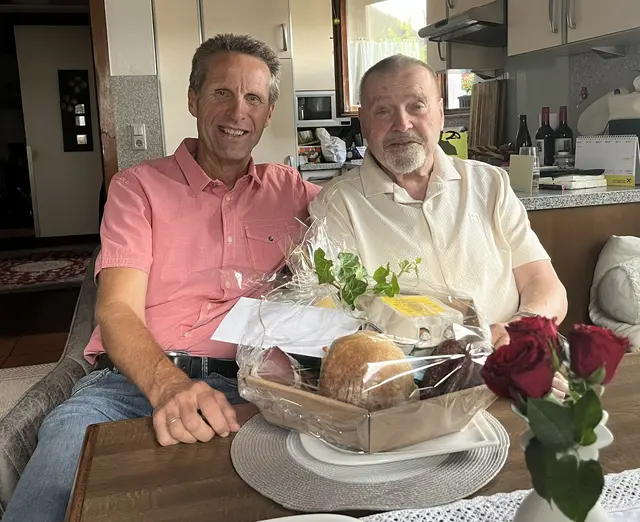 Zum 80. Geburtstag gratulierte Bürgermeister Dietmar Schöpf dem Jubilar persönlich
im Kreise seiner Familie. | Foto: Gemeinde Hatting