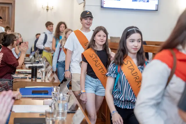 Die Kinderstadt-Regierung von Mini-Salzburg besuchte den Salzburger Gemeinderat.  | Foto: Stadt Salzburg/Wildbild