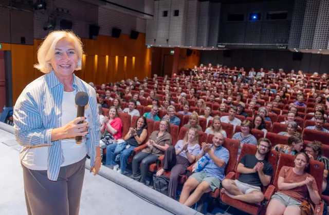Mit einem vollen Haus feierte das Sommerkino des Teams Vielfalt seinen Auftakt. Aufgrund der Regenfälle musste die ursprünglich im Glanspitz-Park geplante Open-Air-Vorführung kurzfristig ins Filmkulturzentrum "Das Kino" verlegt werden.  | Foto: Stadt Salzburg/Wildbild/Doris Wild
