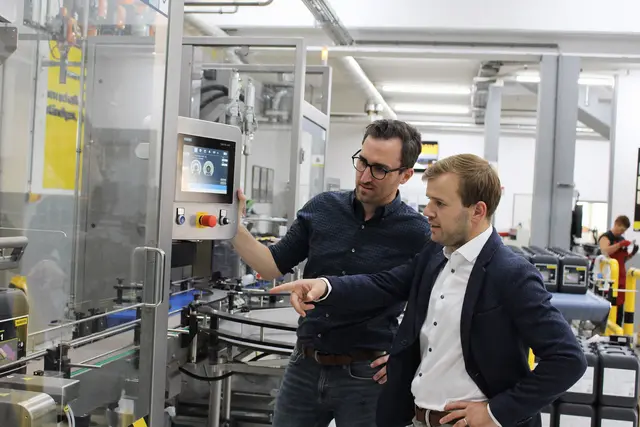 Rainer Pascher, Geschäftsführer Murexin GmbH (r.) und Werksleiter Karl Ott (links) begutachten die Murexin Flexline. | Foto: Murexin