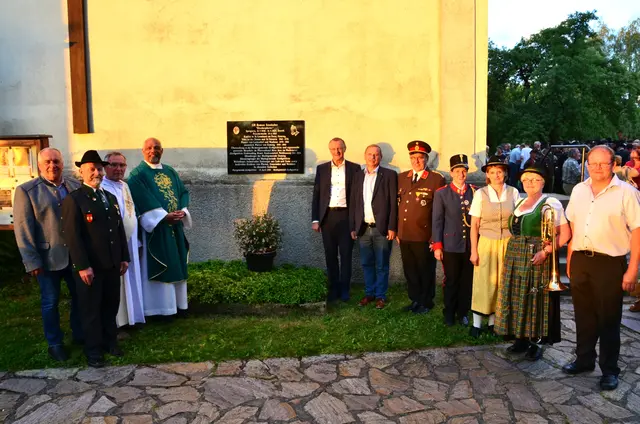 Die Gedenktafel an der Kirche in Großgöttfritz wurde durch Moderator Isaac Padinjarekuttu enthüllt und gesegnet. | Foto: privat