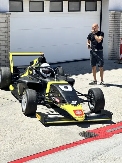 Samuel Lex aus Nötsch absolvierte seine ersten Testfahrten im Formel-4-Boliden und setzte damit den nächsten Schritt in Richtung Profimotorsport. | Foto: Privat/Lex