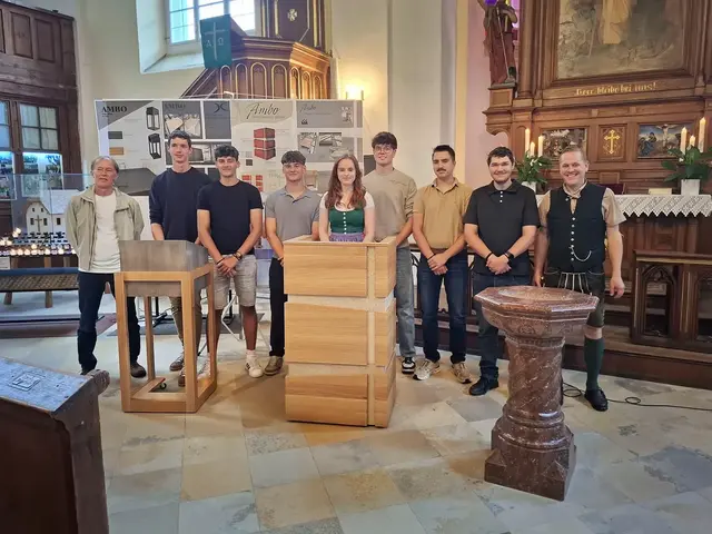 Schülerinnen und Schüler der HTBLA Hallstatt entwickelten und verwirklichten zwei neue Amben für die Evangelische Pfarrgemeinde Hallstatt-Obertraun.
 | Foto: HTL Hallstatt