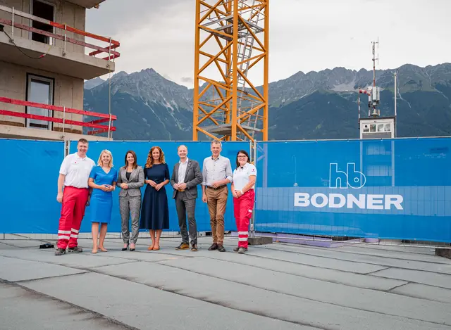 Die Dachgleiche wurde mit hohen politischen Vertreter:innen feierlich begangen. Rupert Stöckl, Obmann Rotes Kreuz Innsbruck, und Alexandra Tanda, Geschäfttsführerin Rotes Kreuz Innsbruck, druften Bürgermeister Johannes Anzengruber, die beiden Landesrätinnen Astrid Mair und Eva Pawlata sowie Vizebürgermeister Georg Willi und Vizebürgermeisterin Elisabeth Mair begrüßen. | Foto: Bernhard Stolz/Rotes Kreuz Innsbruck