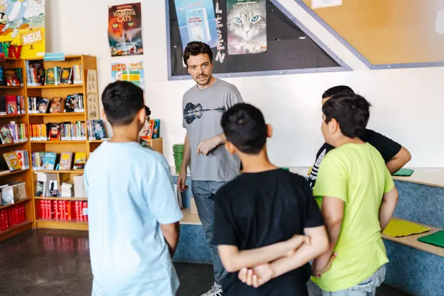 Bringt Gewaltprävention und Demokratiebildung an Schulen: Geschäftsführer Dominik Knes beim "Perspektivenwechsel" | Foto: Mario Sudy