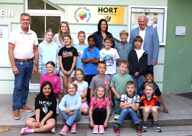 BGM Ernst Wendl und GGR Herbert Stuxer mit den Hortpädagoginnen Sandra Vodnek und Petra Schreibeis mit Kindern. | Foto: Marktgemeinde Himberg