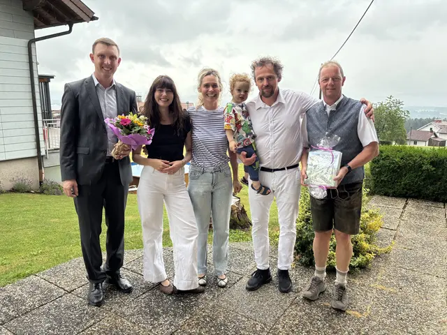 Bürgermeister Hubert Neuwirth (r.) und Vizebürgermeister Georg Steiner (l.) gratulierten Stefan Hötzinger und seiner Familie zur Eröffnung der Kassenarztpraxis. | Foto: Gemeinde Fornach