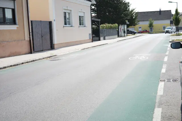 Blick auf die grünen Radfahrstreifen in Lichtenwörth. Ein starker Kontrast sieht anders aus.  | Foto: Santrucek