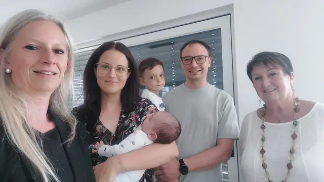 v.l.n.r.: Bgm.in Mag. (FH) Alexandra Weber, Verena Winkelbauer mit Jonas, Johnannes Winkelbauer mit Moritz, STR Eveline Eigenschink | Foto: Stadtgemeinde Heidenreichstein