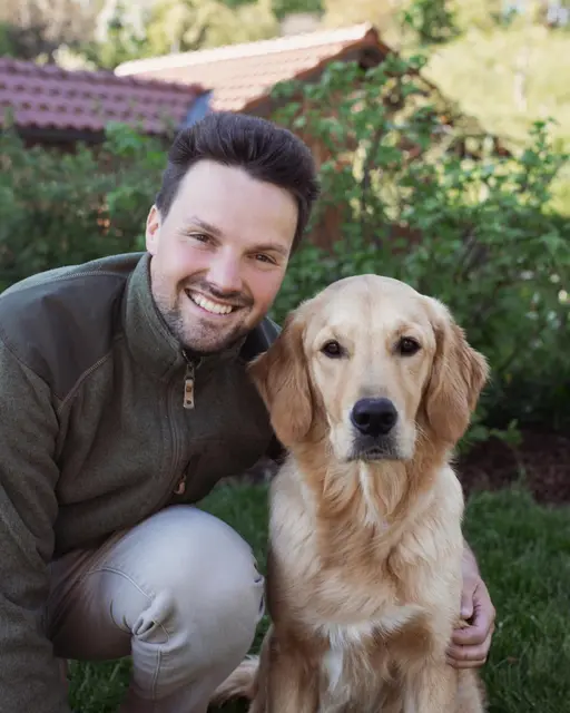 Michael Strasser, Bürgermeister der Gemeinde Haidershofen, verbringt den Urlaub mit Familie und Hund Milo daheim.  | Foto: Strasser