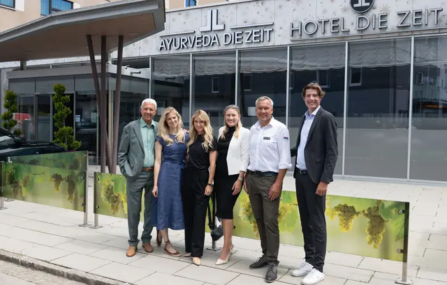 Familie Riedl mit Ehrengästen Larissa Marol, Anna Gasser und Fritz Strobl. | Foto: Jacques Lemans