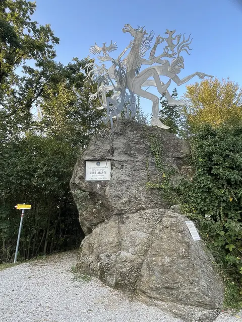 Am Standort der alten Gobelwarte steht die Skulptur "Strudengauer Burgspektakel". | Foto: MeinBezirk Perg/Köck