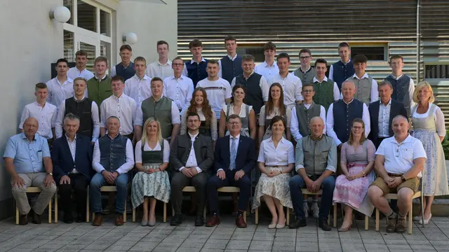 3A-Klasse – 1. Reihe v.l .: Bürgermeister Berhard Brait, LK-Rat Johann Großpötzl, BBK Obmann Franz Höllerl, Obfrau ARGE Meister Daniela Burgstaller, AV Obmann Dallinger Paul, Direktor Wolfgang Berschl, Bundesrätin Barbara Prügl, LR-Rat Hans Hosner, Bezirksbäuerin Bianca Huber, Bezirksjägermeister
Alois Selker; 2. Reihe v. l.: Philipp Doppermann (A), Michael Scharinger, Alexander Wölfleder, Benjamin Aichinger, Katharina Hagen (A), Christina Dallinger (G), Alina Scheuringer, Fabian Hörl, Roland Bubestinger, Raiffeisen Schärding Matthias Breidt, Schärdinger Molkerei Margit Mayr�Steffeldemel; 3. Reihe v. l.: Michael Oberauer, Florian Scherrer, Sebastian Wipplinger, Elias Gradinger, Luca Tummeltshammer (A), Fabian Pichler-Feichtlbauer, Jonas Breidt (A), Felix Kinzlbauer (G), Michael  ogetseder, Jakob Luger; 4.Reihe v. l.: Julian Fischbauer (G), Noah Baumann, Raphael Lang, Jonas Ortner, Martin Großpötzl, Timotheus Erlinger, Daniel Leitner (A), Lukas Aspöck.

A = Ausgezeichneter Erfolg
G = Guter Erfolg | Foto: Hans Mayer/LFS Otterbach