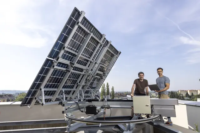 Armin Buchroithner (r.) und Thomas Neubauer vom Institut für Elektrische Messtechnik und Sensorik der TU Graz sammeln mit ihrer FLAPTrack-Demonstrationsanlage wichtige Daten. | Foto: Lunghammer - TU Graz