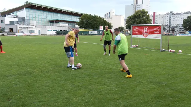 Vor Spielstart wird gemeinsam das Feld vorbereitet und lange aufgewärmt.  | Foto: Andreas Pölzl/MeinBezirk