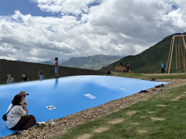 Das moderne Trampolin eingebettet in die Landschaft. | Foto: Christian Amtmann