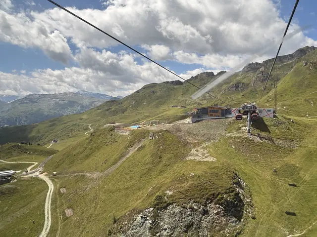 Von der Gondel Richtung Bergstation. | Foto: Christian Amtmann