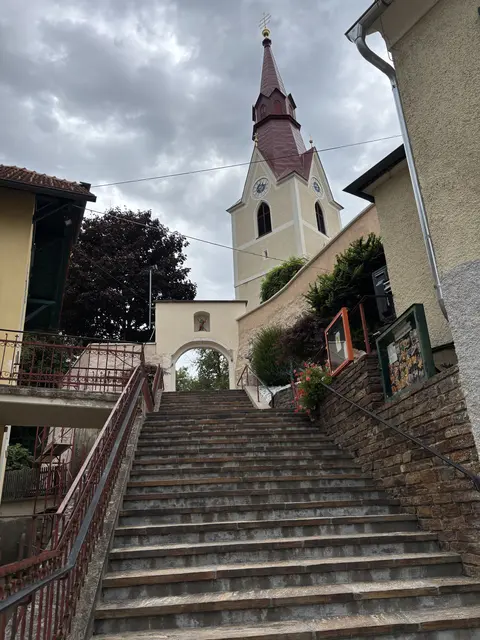 Der Aufgang vor der Kirche ist abgebildet.