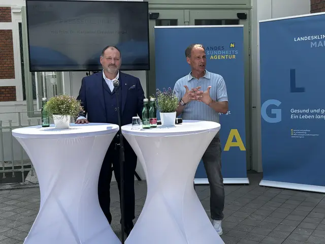 Christan Korbel, Ärztlicher Leiter im Landesklinikum Mauer und Meterologe Markus Wadsack.