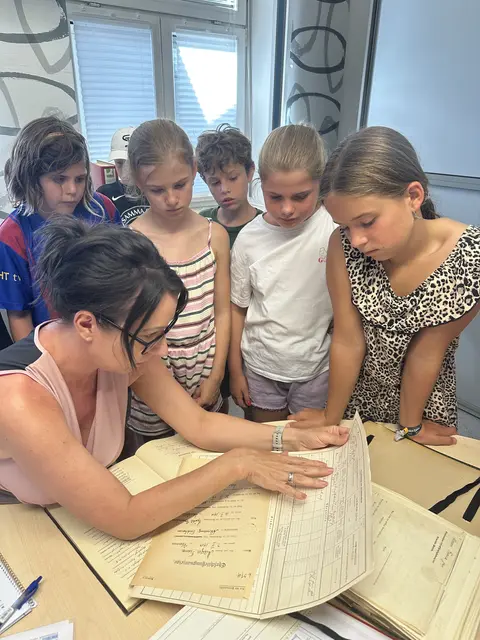 Am Standesamt dürfen die Kinder einen Blick in ganz alte Dokumente werfen. | Foto: Stadtamt Attnang-Puchheim