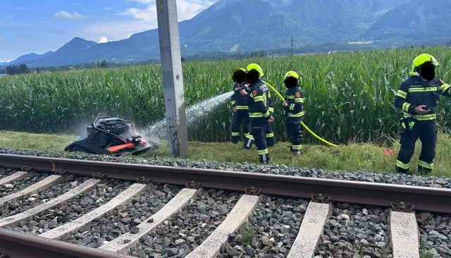 Da sich der Rasenroboter neben dem Gleisbereich befand und für die Löscharbeiten die Gleise betreten werden mussten, wurde der Zugverkehr für etwas über zwei Stunden eingestellt. | Foto: Feuerwehr Feistritz ob Bleiburg