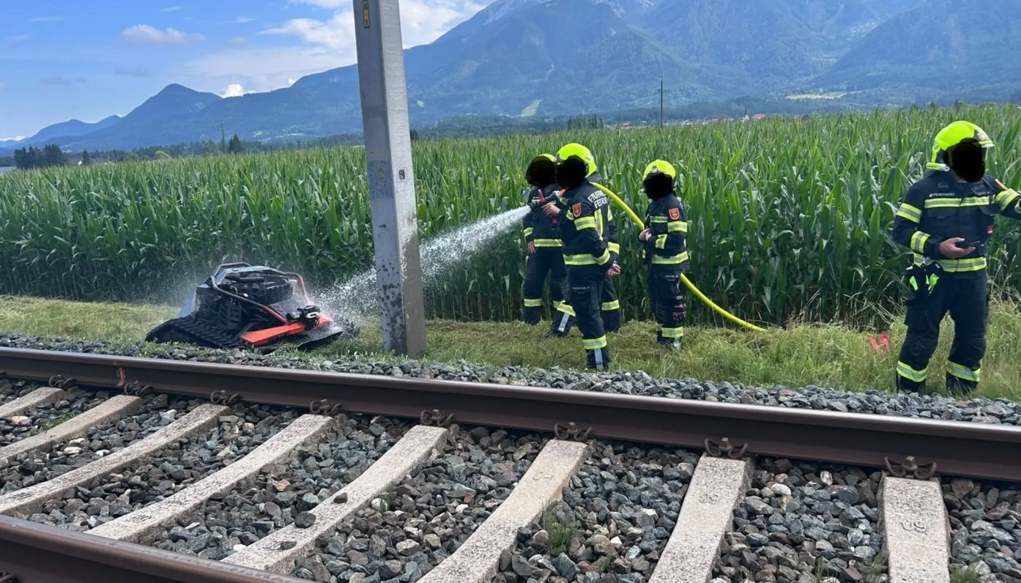 Völkermarkt fire brigades in action: Burning robotic lawnmower paralyzed ...
