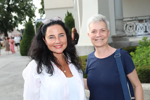 Nadja Maleh mit ihrer Kabarettprogramm-Regisseurin Marion Dimali. | Foto: Manfred Wlasak