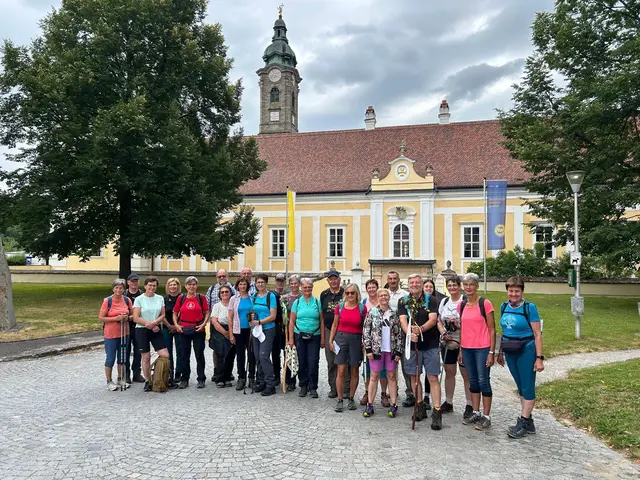 Unter dem Motto „Gemeinschaft erleben“ luden Anfang Juli die ausgebildeten Pilgerbegleiter Ingrid Reuberger (12.), Heinz Schierhuber (14.) und Günther Prinz (19., von links) zur Pilgerung auf dem Bernhardiweg. | Foto: Marktgemeinde Schweiggers