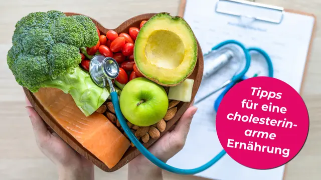 Eine bewusste Ernährung mit vielen Ballaststoffen, ungesättigten Fettsäuren und frischen Zutaten trägt dazu bei, den Cholesterinspiegel zu senken und das Herz zu stärken.