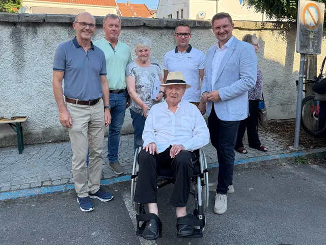 Bürgermeister Wolfgang Kreinecker (Hinzenbach), Bürgermeister Harald Schick (Fraham), Haushälterin Poldi Knoll, Stadtpfarrer Erich Weichselbaumer, Bürgermeister Mario Hermüller (Pupping) und Bürgermeister Christian Penn (Eferding). | Foto: Stadtgemeinde Eferding