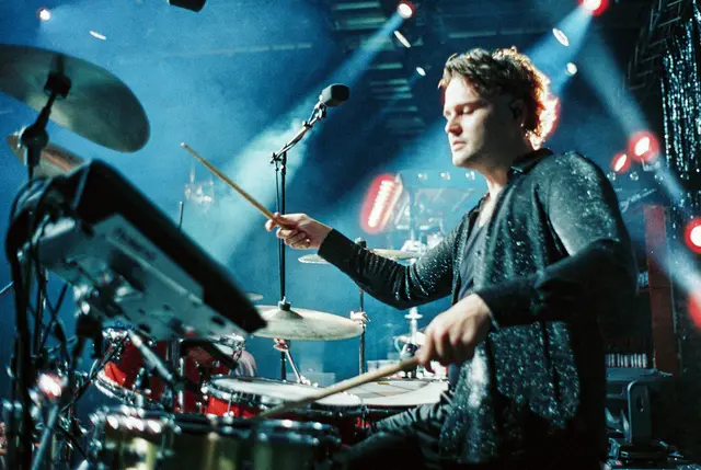 Der Kirchdorfer Moritz Meixner spielt als Drummer bei "Bibiza". | Foto: Janne Hansberg