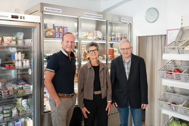 Bei der Übergabe: Peter Habersatter (CEO IDEAL AKE), Johanna Erhart (stellvertretende Leiterin VinziMarkt Bad Aussee) und Markus Grieshofer (Leiter VinziMarkt Bad Aussee) | Foto: IDEAL AKE