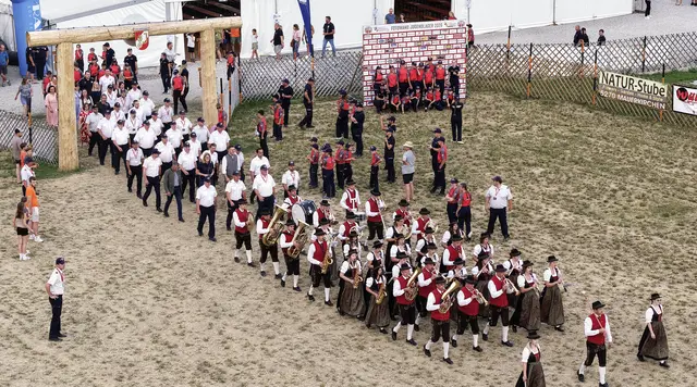 Fulminante Erföffnung des Feuerwehrlagers in Burgkirchen. | Foto: Manfred Fesl