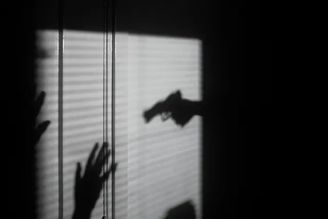 Zum Teil mit vorgehaltener Waffe sollen mehrere Verdächtige in Summe sieben Raubüberfälle begangen haben. (Symbolbild) | Foto: Maxim Hopman/Unsplash (Symbolbild)