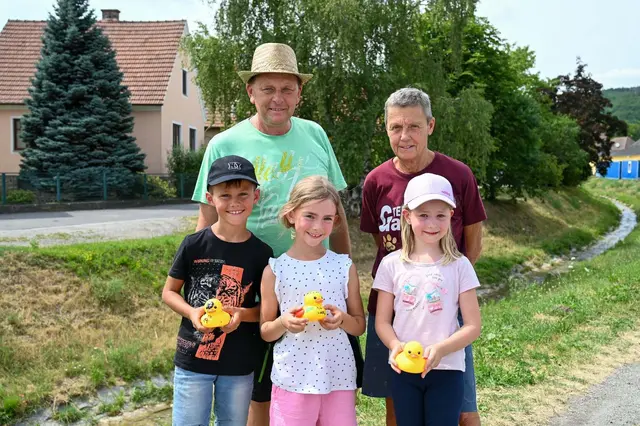 Die Gewinner vom Entenrennen: Alex (3. Platz), Laura (1. Platz) und Sophia (2. Platz) mit Robert Lochner und Susanne Kohout. | Foto: Langstadlinger / Stadtgemeinde Horn