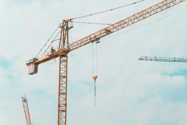 Besonders Industrie und und Gewerbe sollen profitieren: Die Lohnnebenkosten-Senkung soll der steirischen Wirtschaft Millionen bringen.  | Foto: Guillaume Techer / Unsplash