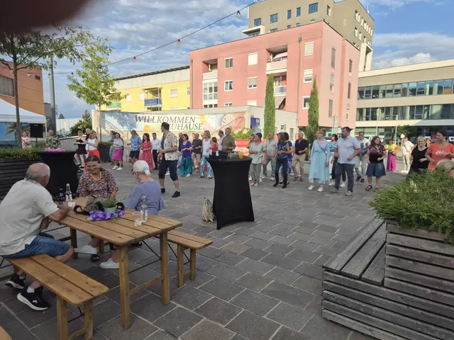 Viel los ist bei den Tanzworkshops am Hauptplatz von Seiersberg-Pirka. | Foto: Werner Koch | Gemeinde Seiersberg-Pirka