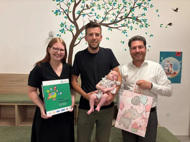 Bei der Babygratulation im Gemeindeamt Perschling überbrachte Bürgermeister Daniel Weis die besten Wünsche. | Foto: Gemeinde Perschling 