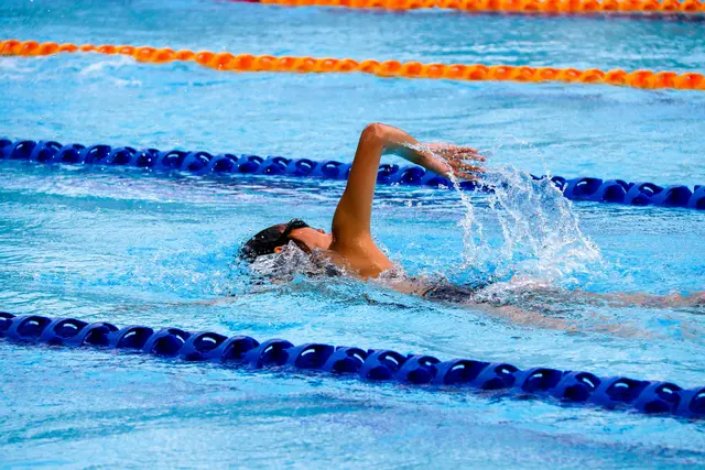 Im Freibad Fügen wurde ein 13-Jähriger bei einem Vorfall im Bereich der Wasserhüpfburg schwer verletzt. (Symbolbild) | Foto: Marcus Ng/Unsplash
