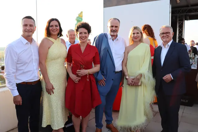 Am Donnerstagabend öffnete der legendäre Nachtclub „La Cage aux Folles“ für das Premierenpublikum die Türen.  | Foto: Sandra Koeune / MeinBezirk