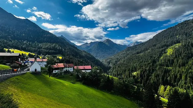 Herrlich: Mitteregg besicht durch seine Lage inmitten der heimischen Bergwelt. | Foto: Radio Tirol/Patricia Graeff