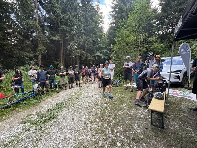Viele der Do-Biker waren bei der offiziellen Eröffnung mit dabei. | Foto: MeinBezirk/Angelika Kern