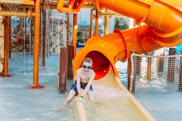 In der Steiermark verletzen sich jährlich bis zu 100 Kinder auf Wasserrutschen. | Foto: unsplash / April Walker