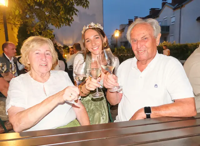Mit einem Achterl feierte Österreichs erste Kellermeisterin ihr 35-jähriges Jubiläum bei den Jakobitagen, das sie mit Weinprinzessin Celina I. und dem ehemaligen Weinbauvereinsobmann Franz Melwisch bei der Eröffnung feierte. 
 | Foto: Claudia Reisinger