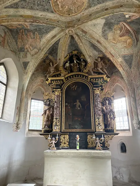 Der Hochaltar ist aus dem Barock und verdeckt eines der gotischen Fenster. | Foto: MeinBezirk/Susanne Veronik