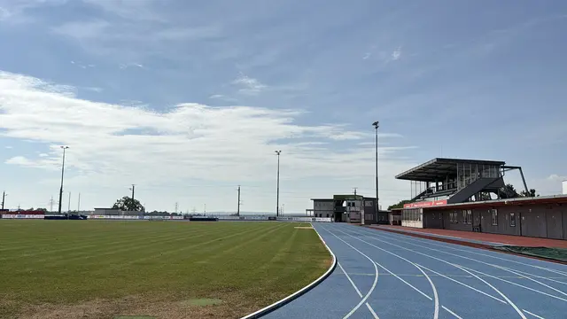 Die letzten Vorbereitungen laufen noch in der Leichtathletikarena in Eisenstadt, bevor hier 1.470 Teilnehmerinnen und Teilnehmer aus 17 Nationen in den unterschiedlichsten Bewerben antreten werden. | Foto: Dorottya Fejes/MeinBezirk