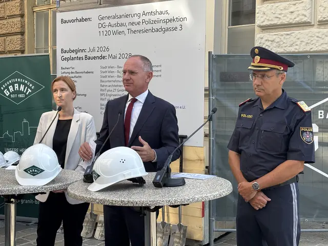 Stadträtin für Stadterneuerung Elke Hanel-Torsch (SPÖ), Innenminister Gerhard Karner (SPÖ) und Landespolizeivizepräsident Franz Eigner präsentierten die Pläne der neuen Polizeiinspektion am Freitag | Foto: Marlene Graupner/MeinBezirk