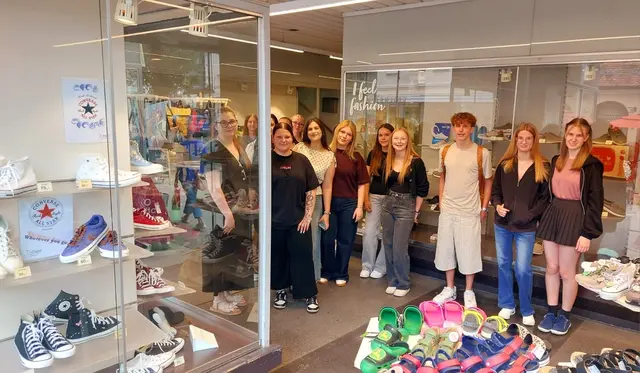 Die Jugendlichen der LBS Fürstenfeld konnten die Schaufenster des Schuhgeschäftes Tottner gestalten.  | Foto: LBS Fürstenfeld