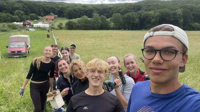 Eine Gruppe BORG-Schüler:innen reiste im Zuge einer Projektwoche in enger Abstimmung mit ORA International nach Rumänien. Dort erhielten sie Einblick in die Lebensbedingungen und halfen bei Projekten mit. | Foto: BORG Schärding